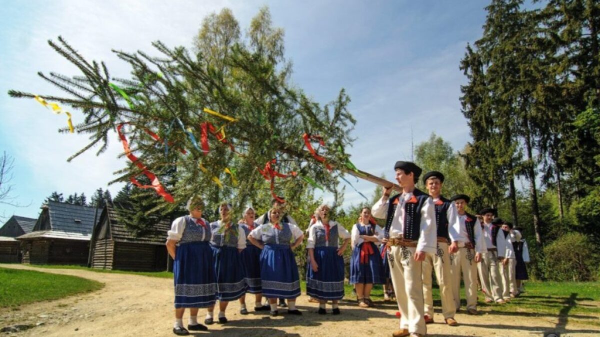 Tradičné Stavanie mája v Sládkovičove: Spojte sa s komunitou a oslávte príchod jari!