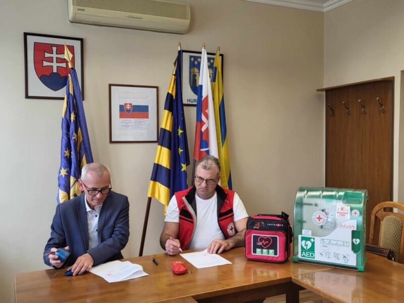 Nový defibrilátor prichádza do Hurbanova: Ďalší krok k bezpečnosti mesta