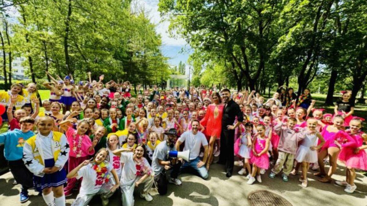 V novom klipe Mira Jaroša tancuje 300 detí. Ku Dňu detí im splnil sen (video)