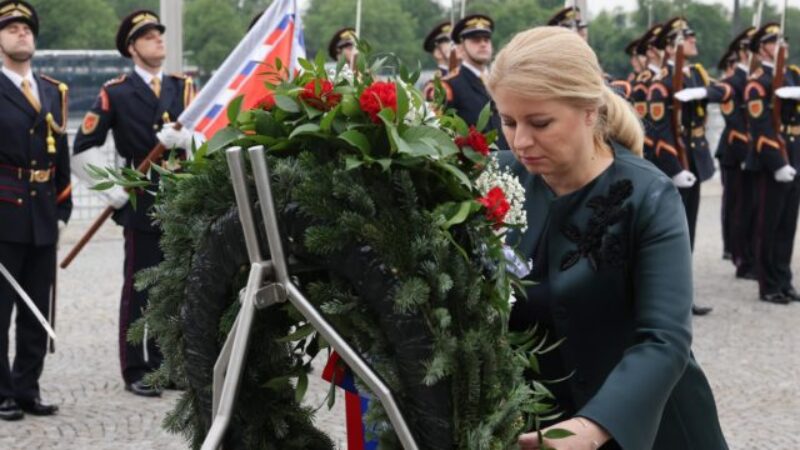 Prezidentka Čaputová si koniec druhej svetovej vojny pripomenula pri hrobe neznámeho vojaka v Bratislave (foto)