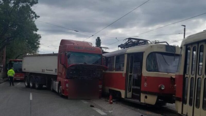 V Bratislave sa zrazila električka s kamiónom, na hlavnom ťahu sa tvoria kolóny (foto)