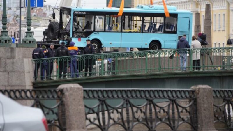 V Petrohrade sa z mosta do rieky zrútil autobus, pri nehode zomreli najmenej traja ľudia (video)