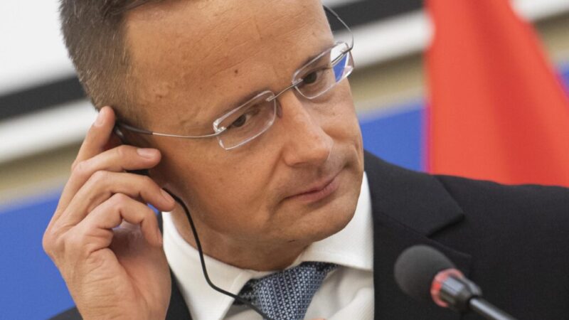 Atentát na Fica je útokom na suverénnu politiku, povedal šéf maďarskej diplomacie