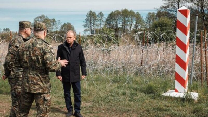 Tusk sľúbil posilnenie ochrany východných hraníc Poľska, Bielorusko obvinil zo zintenzívňovania hybridnej vojny