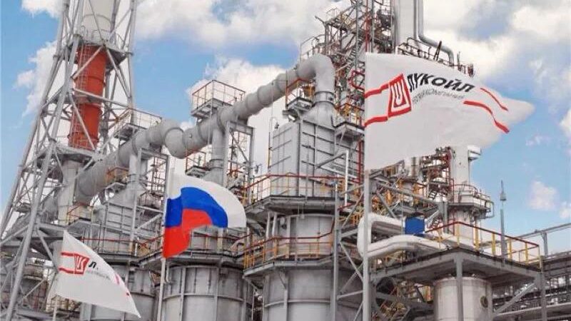 Ruská Slavjanská ropná rafinéria po dronových útokoch prerušila prevádzku