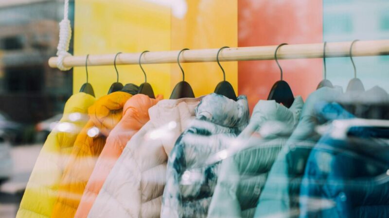 Slováci pri nákupe odevov stále uprednostňujú kamenné predajne, ukazuje prieskum
