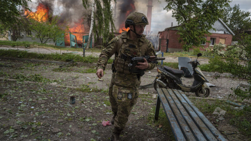 Ukrajinci sa pre ruskú ofenzívu museli stiahnuť z niektorých pozícií severne od Charkova