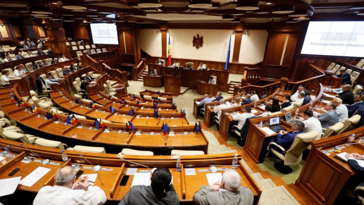 Moldavský parlament deklaráciou odsúdil genocídu zo strany Ruska na Ukrajine. Proruské strany nehlasovali