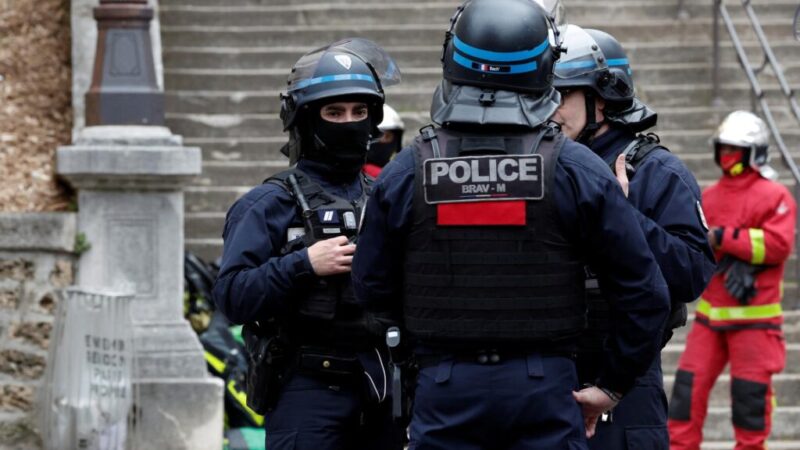 Pri útoku na väzenskú dodávku vo Francúzsku zahynuli dvaja dozorcovia, väzeň ušiel