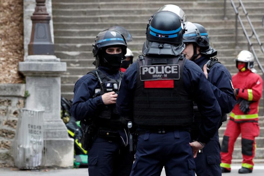 Pri útoku na väzenskú dodávku vo Francúzsku zahynuli dvaja dozorcovia, väzeň ušiel