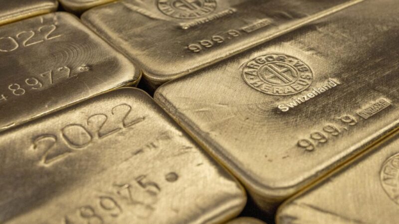 Ceny zlata výrazne posilnili. Podporili ich očakávania, že Fed začne uvoľňovať menovú politiku