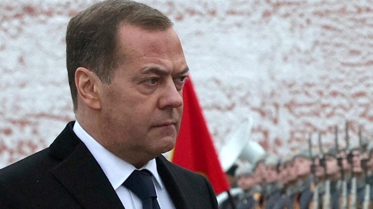 Medvedev reagoval na výroky o použití jadrových zbraní, pohrozil Poľsku “rádioaktívnym popolom”