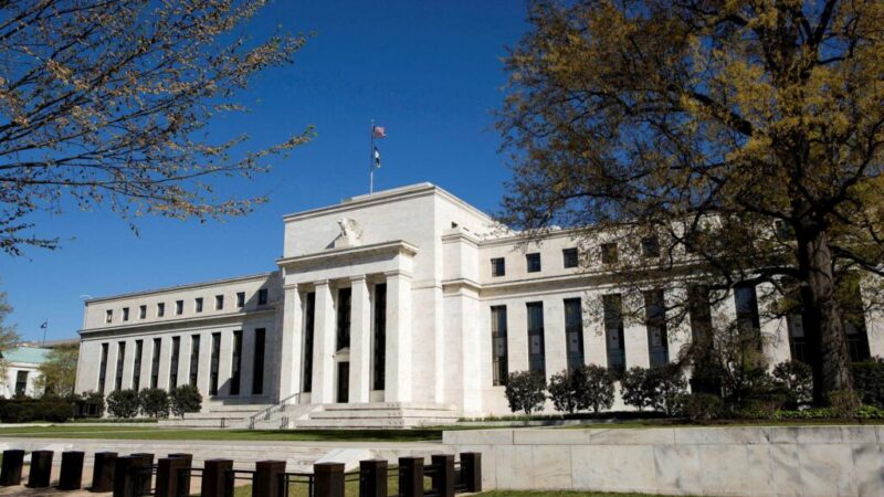 Aj po pozitívnych ekonomických údajoch je americký Fed v otázke redukcie sadzieb opatrný