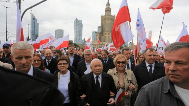 Líder opozičnej strany Kaczynski vyzval na masívne verejné investície do jadrových elektrární v Poľsku