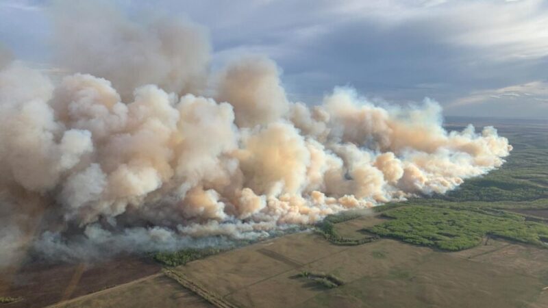Západ Kanady sužujú požiare, evakuovať sa muselo tisíce ľudí
