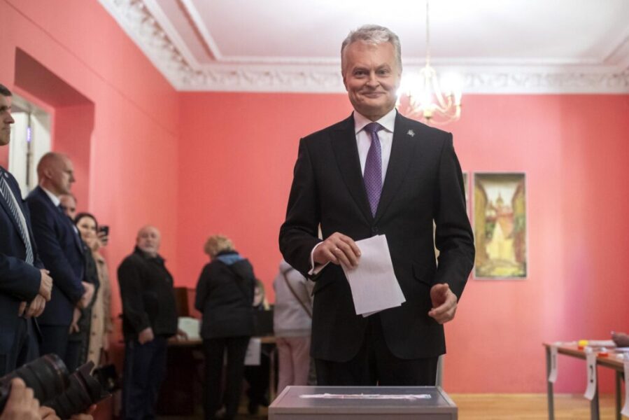 Prvé kolo prezidentských volieb v Litve malo vysokú účasť, vedie doterajšia hlava štátu
