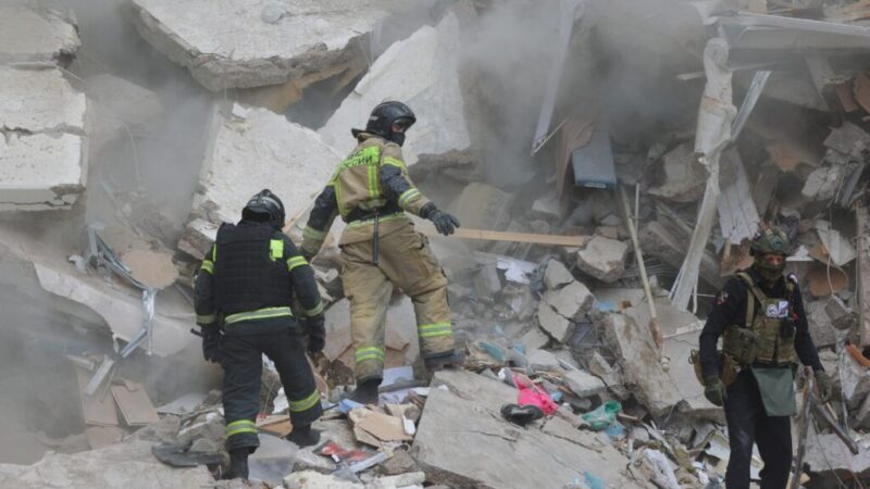 Z trosiek zrútenej obytnej budovy v Belgorode vytiahli šesť tiel, medzi obeťami sú aj deti