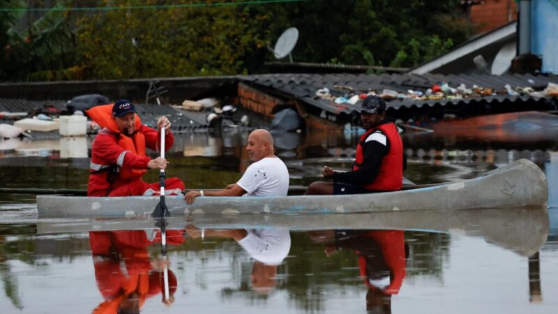 Počet mŕtvych pre záplavy v Brazílii vzrástol na 147, prezident ruší program