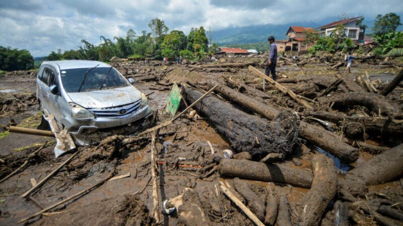 Pri záplavách v Indonézii zahynulo najmenej 41 ľudí, ďalší sú nezvestní