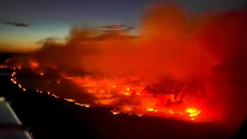 Na západe Kanady evakuovali pre lesné požiare tisíce ľudí