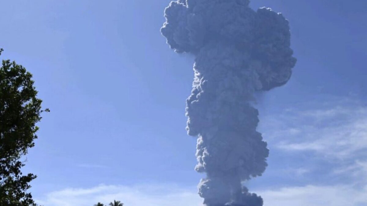 Ďalšia takmer zo sto erupcií. Indonézska Sopka Ibu vychrlila k oblohe šesťkilometrový oblak popola
