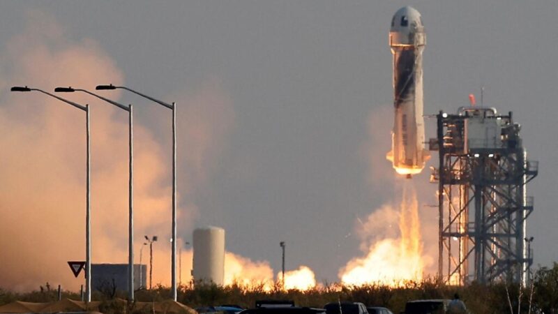 Raketa spoločnosti Blue Origin vyniesla do vesmíru najstaršieho astronauta