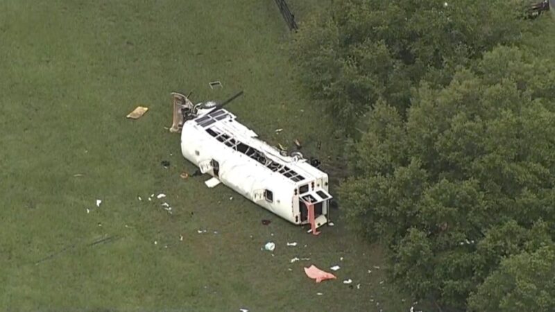 Autobus vezúci farmárov sa na Floride zrazil s osobným autom. Zomrelo osem ľudí