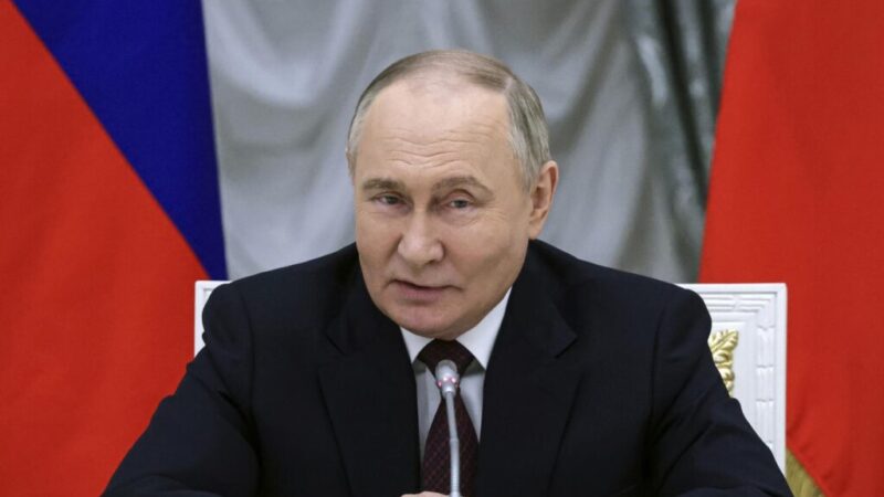 Putin pochválil ruských vojakov za postup „na všetkých frontoch“ na Ukrajine