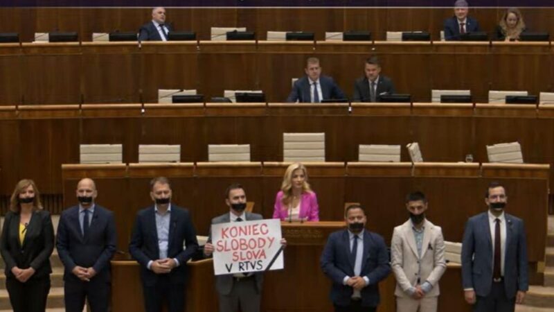 Čierne pásky na ústach a transparent. Matovič a jeho poslanci v parlamente narušili prejav Šimkovičovej