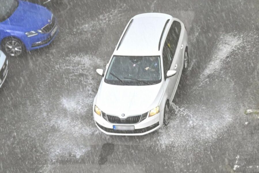 Vodiči povinnosti často ignorujú. Ako jazdiť v silných dažďoch bez zbytočného rizika?