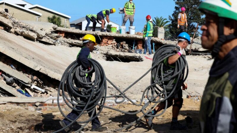 Juhoafrické úrady ukončili záchranné práce po zrútení budovy, evidujú 33 obetí
