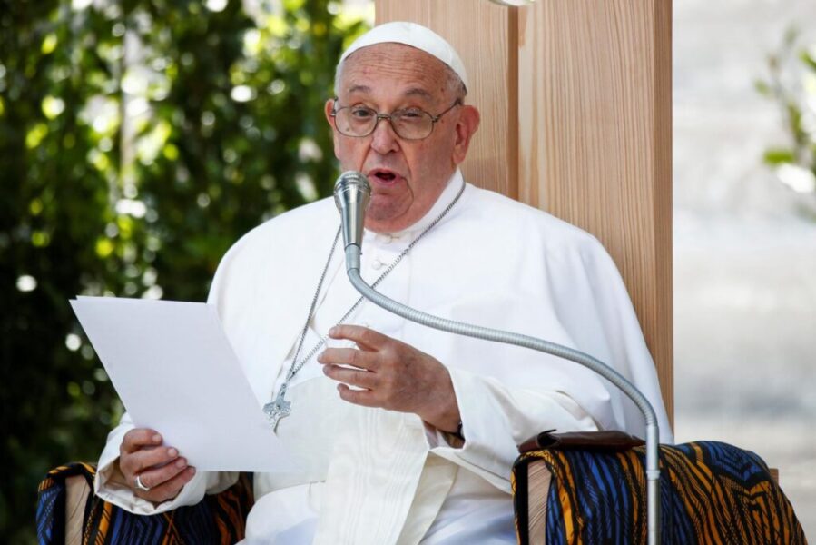 Nenechajte sa odradiť. Pápež objal mužov, ktorých príbuzných zabili Hamas a izraelské sily