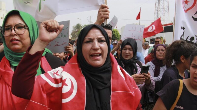 Tunisko našlo telá štyroch migrantov pri pobreží, zachránilo desiatky ľudí