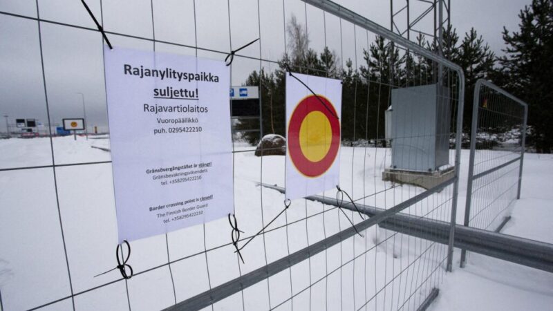 Fínsko kvôli prílevu migrantov z Ruska chystá osobitný zákon, aby mohli žiadosti odmietať