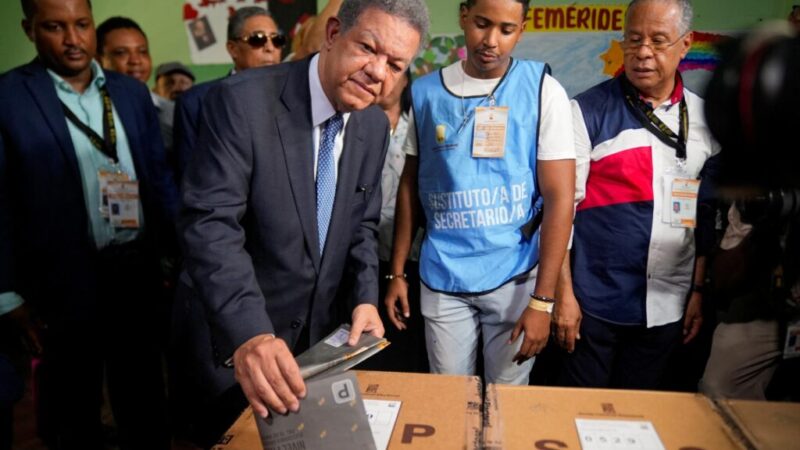 V Dominikánskej republike volia parlament a prezidenta, Abinader obhajuje mandát