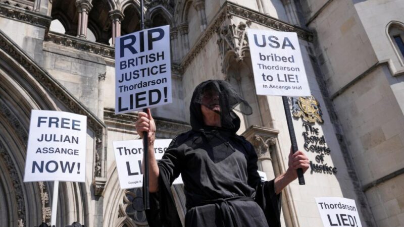 Súd rozhodne o vydaní zakladateľa platformy WikiLeaks do USA, pred budovou sa protestuje