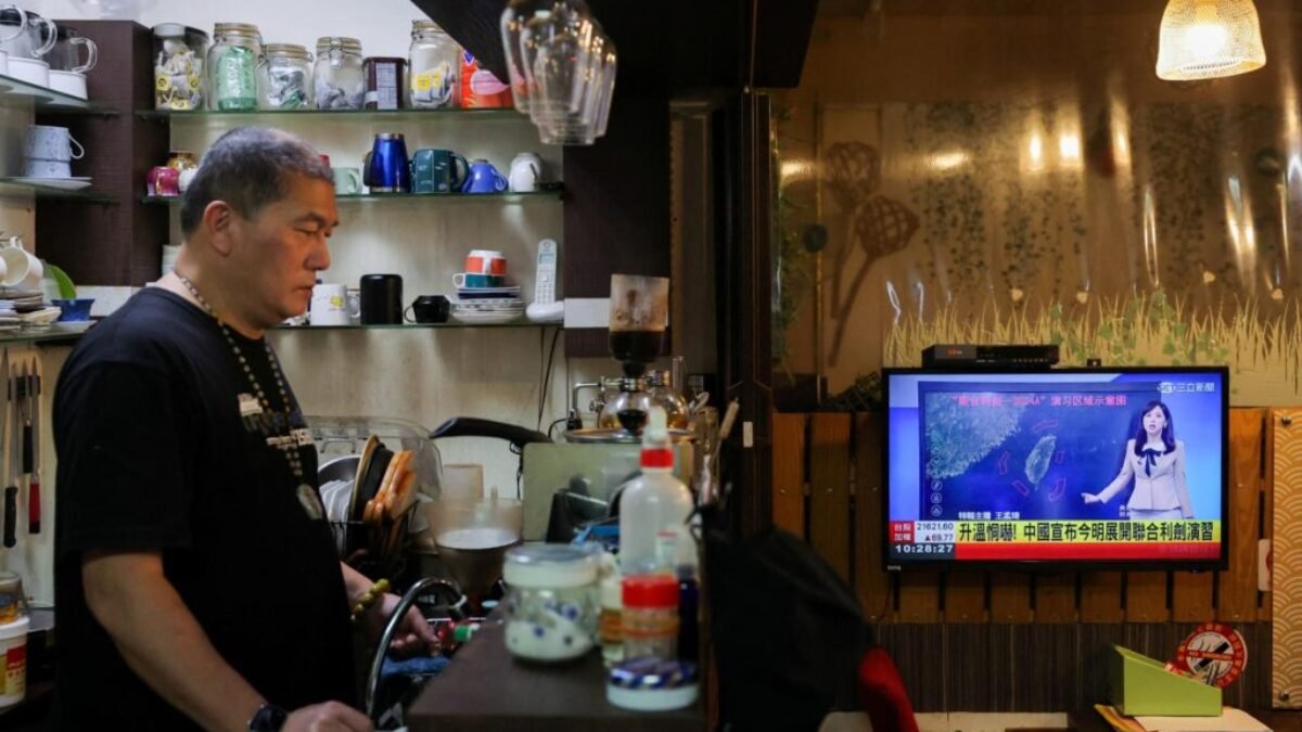 Námorné, letecké aj raketové sily. Čínska armáda spustila dvojdňové manévre v okolí Taiwanu