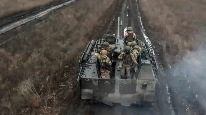 Rusi na Ukrajine stratili za jeden deň ďalších viac ako 1700 vojakov, prišli aj o tanky a obrnené vozidlá
