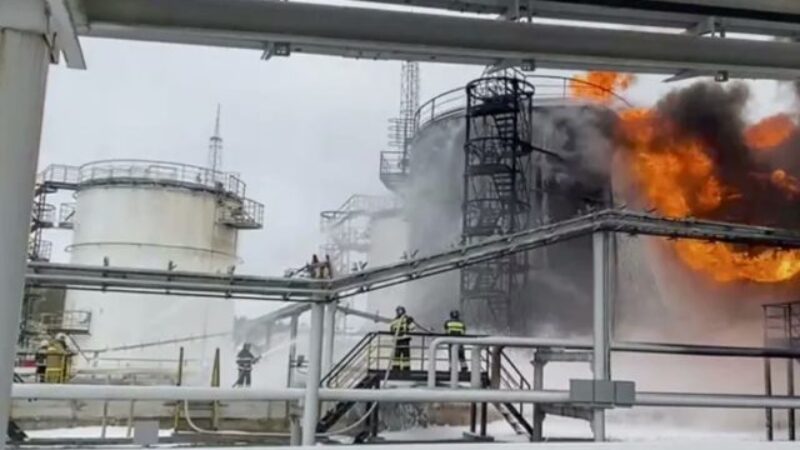 Úrok dronmi Ukrajinskej bezpečnostnej služby spôsobil v Rusku požiar ropného skladu a rozvodne elektriny