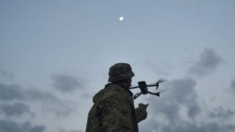 Minuloročný útok dronom na základňu ruských vrtuľníkov tesne minul Putina, Ukrajina vtedy o jeho prítomnosti nevedela 