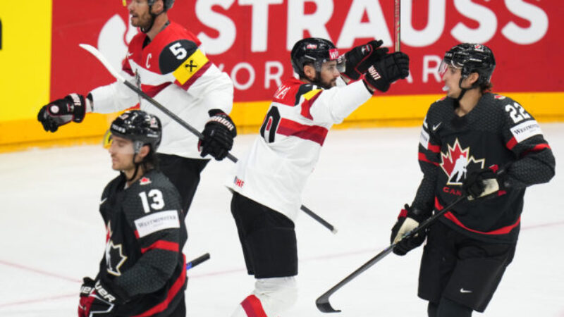 Rakúsko sa postaralo o historický „comeback“ MS v hokeji. Po druhej tretine tréner hovoril, aby sa to neskončilo 1:9 (video+foto)
