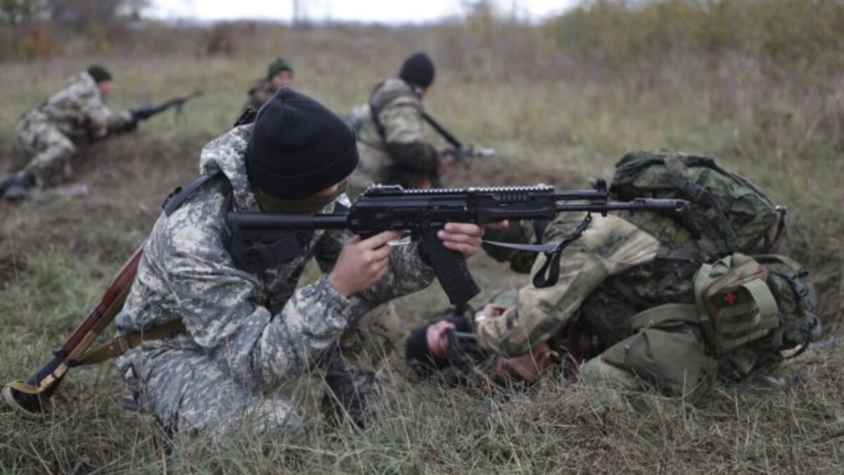 Ruská armáda stratila ďalších takmer tisíc vojakov, počas uplynulého dňa prišla aj o päť tankov