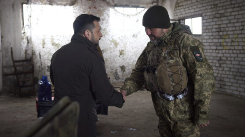 Ukrajinskí vojaci kontrolujú situáciu a spôsobujú okupantom značné straty, uviedol Zelenskyj pri návšteve Charkova