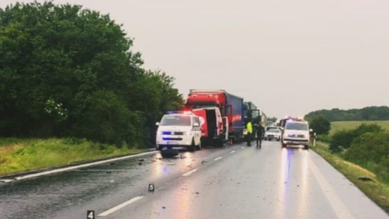 Kamión sa zrazil s nákladným vozidlom pri Lučenci, privolaný bol aj záchranársky vrtuľník (foto)