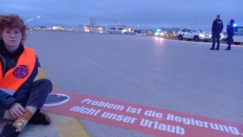 Letisko v Mníchove na niekoľko hodín uzavreli, protestujúcich klimatických aktivistov zatkla polícia (foto)