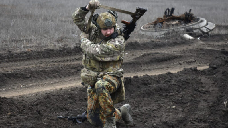 Výcvik vojakov na území Ukrajiny zvažuje Európska únia uskutočniť najneskôr v roku 2025