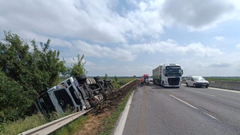 Na diaľnici D1 v smere do Bratislavy sa prevrátil kamión, doprava je obmedzená (foto)