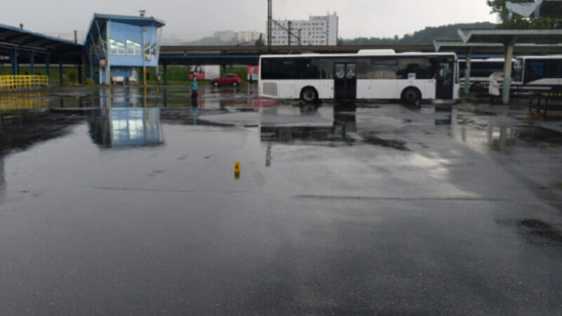 Autobus vliekol zakliesnenú dôchodkyňu približne dvesto metrov, utrpela vážne zranenia (foto)
