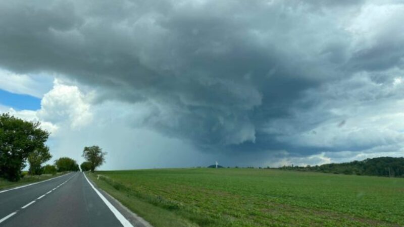Českí meteorológovia varujú pred vznikom tornád, krajinu môžu opäť potrápiť silné búrky