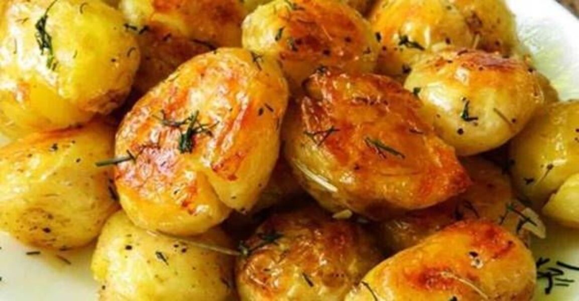 Toto je naša obľúbená príloha: Cesnakové zemiaky pečené v rúre: Inak už zemiačiky ani vlastne nepripravujem, tieto chutia najlepšie!